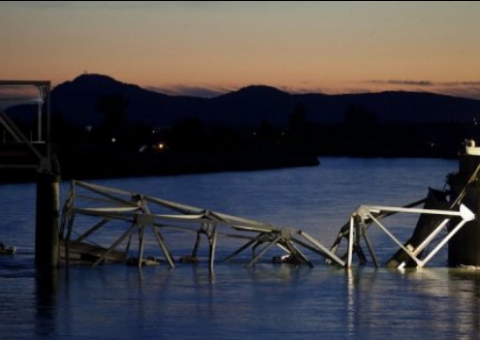 Ponte desaba nos Estados Unidos e carros caem em rio