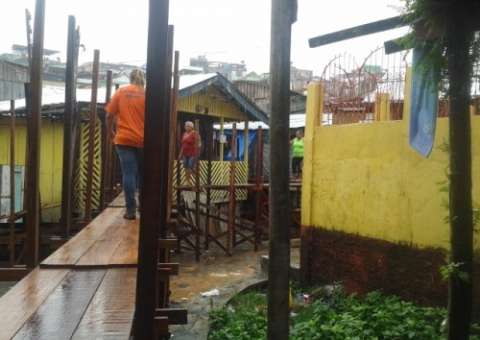 Defesa Civil constrói ponte no Educandos