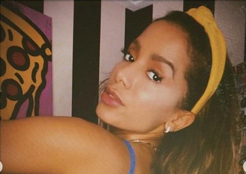 Anitta surpreende e aparece em momento íntimo no vaso sanitário