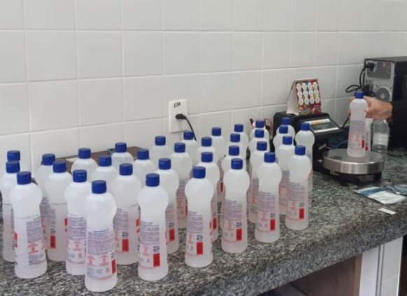 Máscaras e álcool irregulares são retirados de circulação durante fiscalização no Amazonas