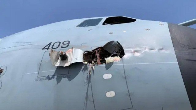 Avião da Força Aérea fica com rombo após colisão com pássaro