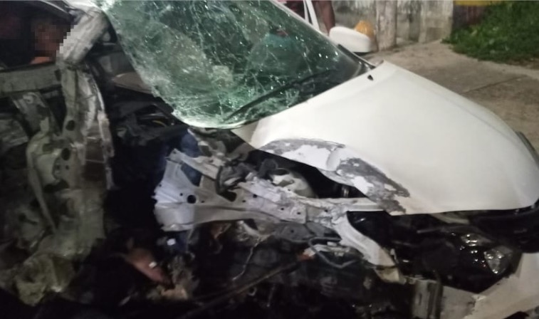 Mulher fica ferida e carro destroçado em acidente assustador em Manaus