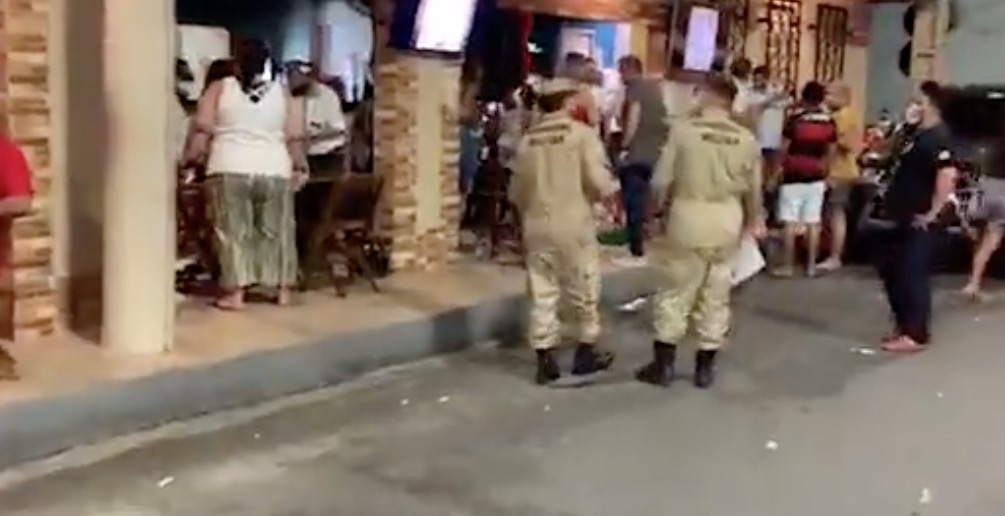 Fiscalização flagra aglomeração e fecha bares em Manaus