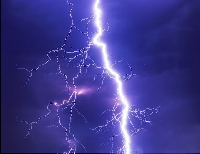 Maior raio do mundo atinge Brasil e preocupa Organização Meteorológica Mundial