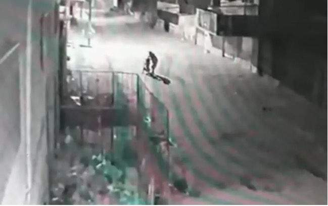 Homem espanca namorada até a morte no meio da rua e é flagrado arrastando corpo da vítima