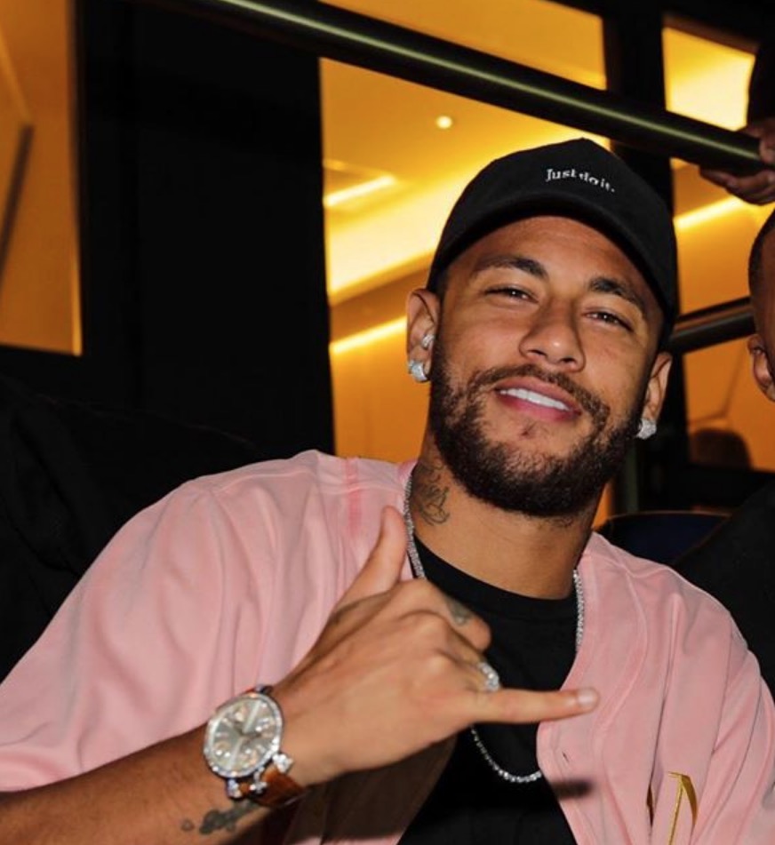 Neymar pede música para crush em live de Felipe Araújo 