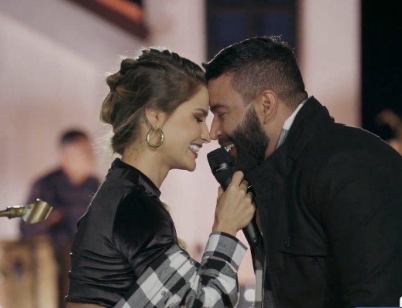 Romantismo invade live de Gusttavo Lima, que canta ao lado da mulher, Andressa Suita