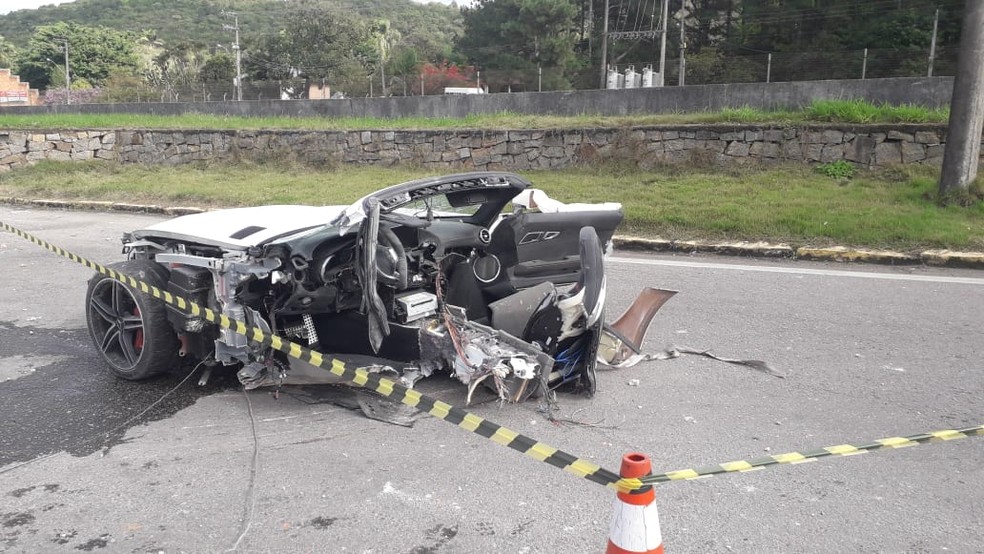 Grave acidente deixa carro de luxo partido ao meio; Veja fotos 
