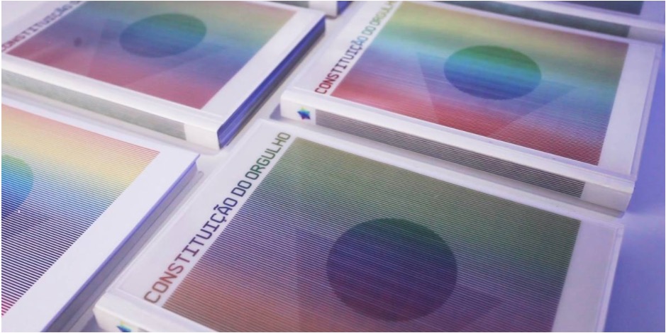 Constituição Federal recebe cores do arco-íris para celebrar 'Orgulho LGBT'