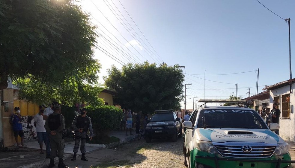 Homem é encontrado morto com facada na cabeça 