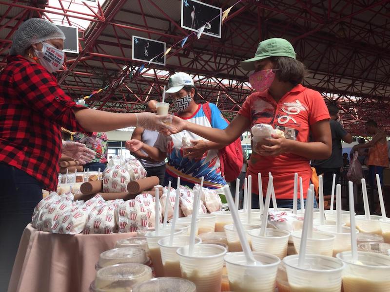 Pessoas em situação de rua têm almoço de comidas juninas em Manaus