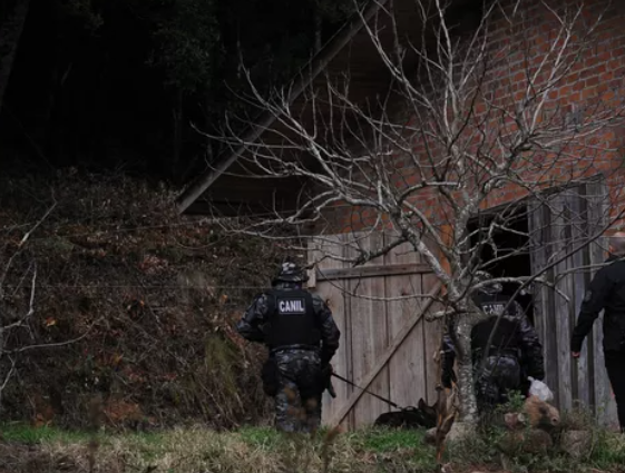 Menino de 7 anos presencia morte da avó, incêndio em casa e sequestro da irmã