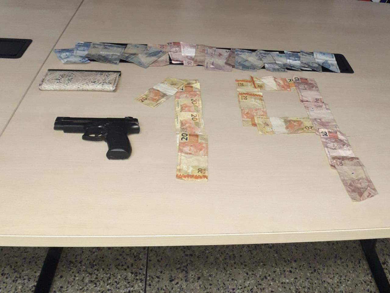 Homem é preso e adolescente é apreendido após assaltar bar na Ponta Negra 