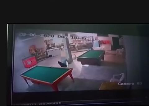 Vídeo: Dono de bar é agredido após pedir para cliente usar máscara