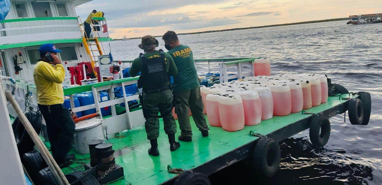 Embarcações são apreendidas com 25 mil litros de combustivel irregular em Manaus 