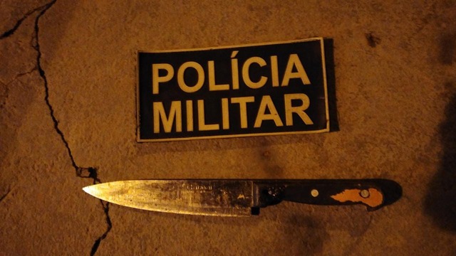 Mulher mata homem com facada após flagrar assédio a sua mãe