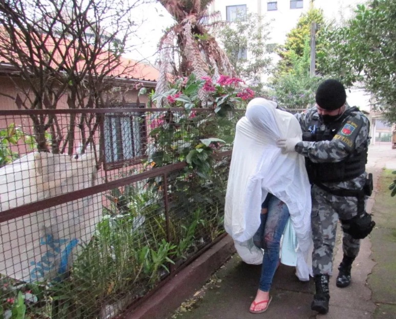 Homem morre após briga com travesti em motel