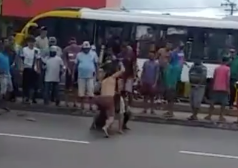 Vídeo: Motorista e motoboy ‘saem no soco’ em avenida de Manaus e deixam trânsito parado