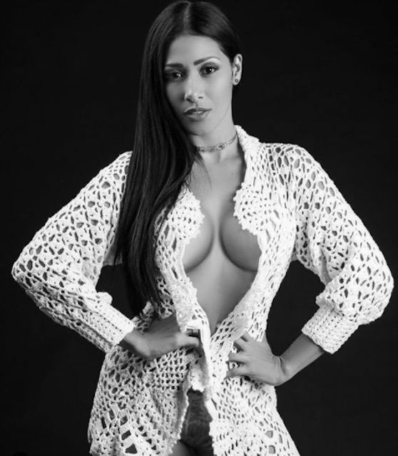 Simaria surge sem sutiã e causa alvoroço na web