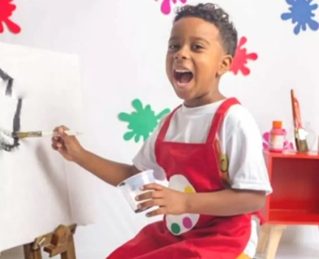 Menino de 7 anos morre ao ser baleado na porta de casa