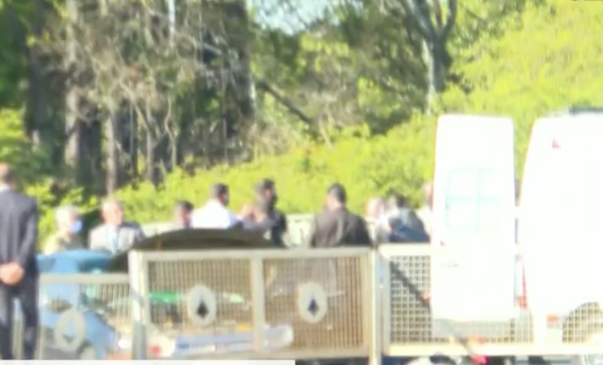 Carro do comboio sofre acidente na chegada de Bolsonaro ao Planalto