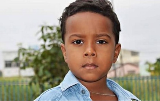 Homem executado por traficantes pode ter matado menino de 7 anos na porta de casa