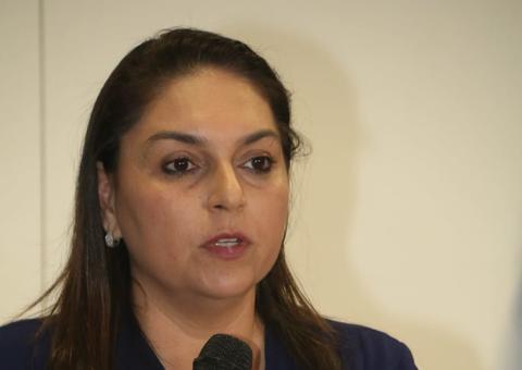 Vídeos: Daniela Assayag mostra contrato de marido e diz que conta bancária está aberta