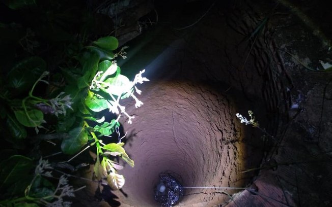 Adolescente cai em buraco de 12 metros de profundidade ao sair para urinar no mato