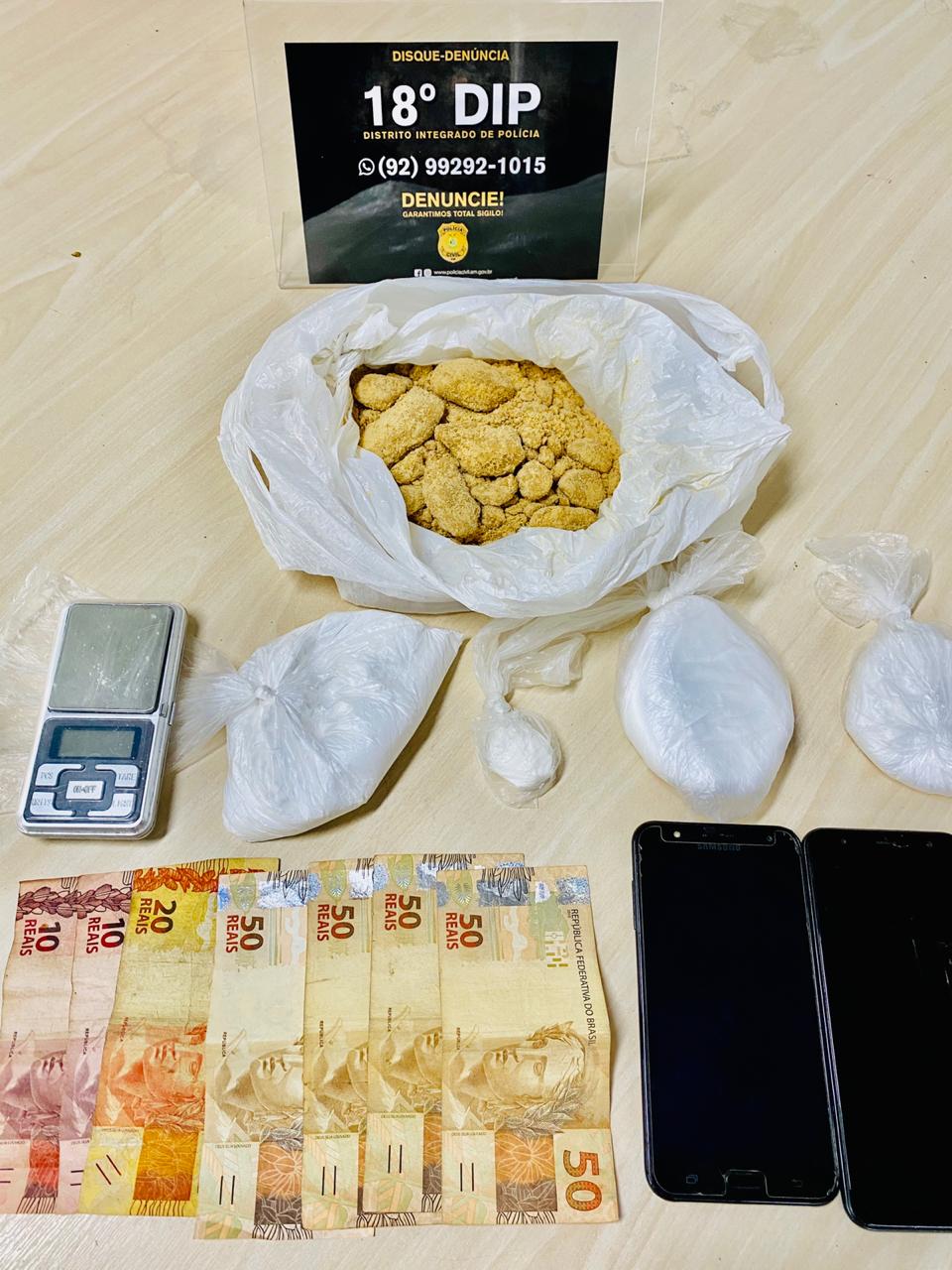 Dupla é presa no momento em que abastecia pontos de drogas na zona Norte 