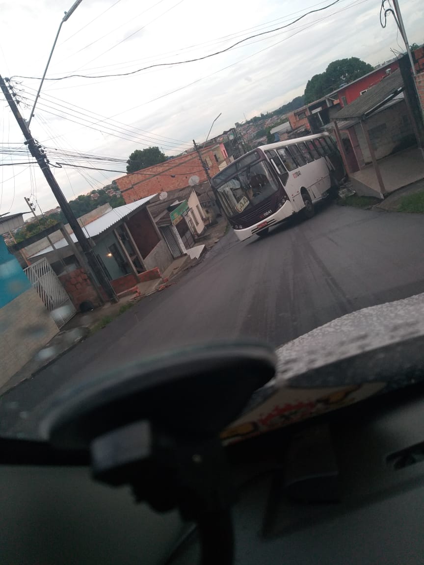 Ônibus invade residência ao tentar subir ladeira em rua de Manaus 