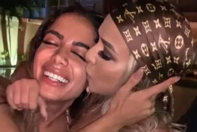 Anitta se declara para bailarina com quem viveu affair 