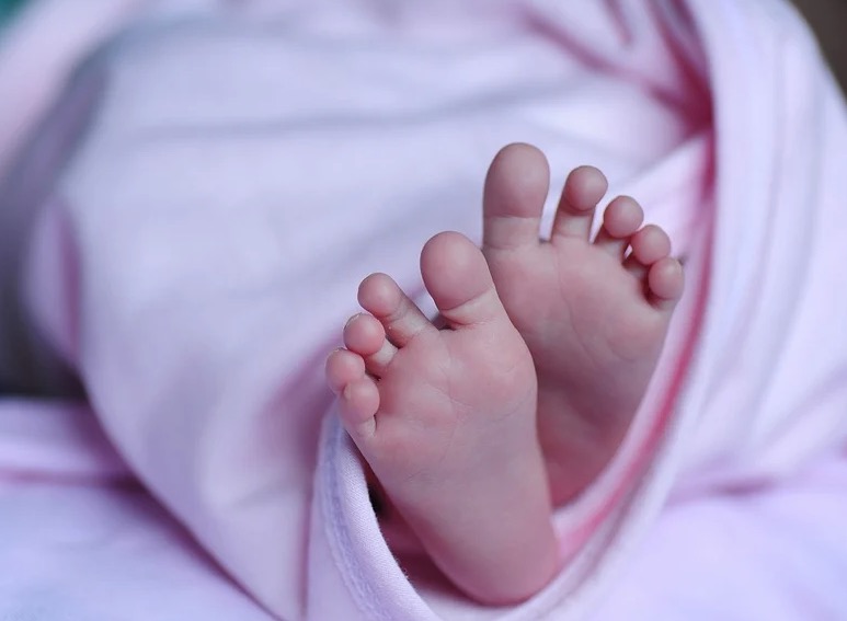 Com sinais de desnutrição, bebê é encontrado morto em hotel 