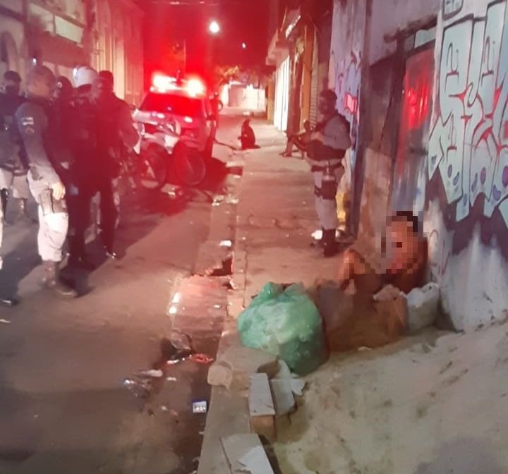 Sangrando, homem pede socorro a viatura no Centro de Manaus 