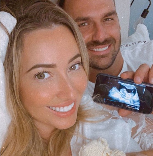 Eduardo Bolsonaro mostra ultrassonografia e brinca com posição de sua filha