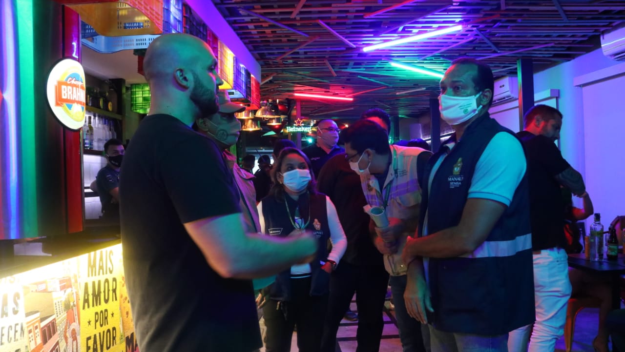 Polícia fecha bares e casa de show em Manaus