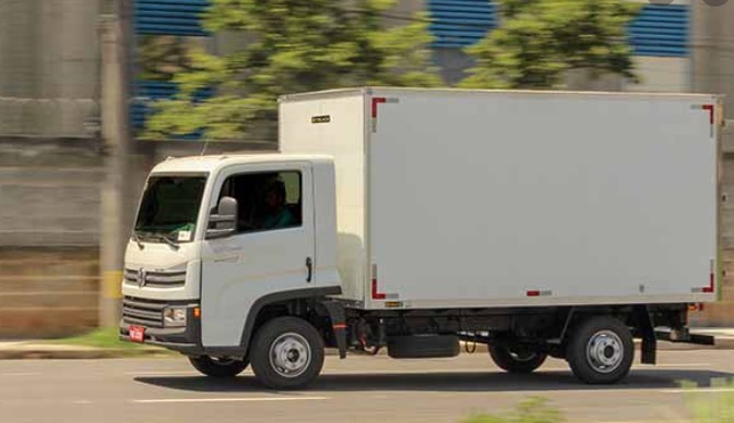 Após fazer família refém, trio foge com caminhão baú carregado de objetos roubados