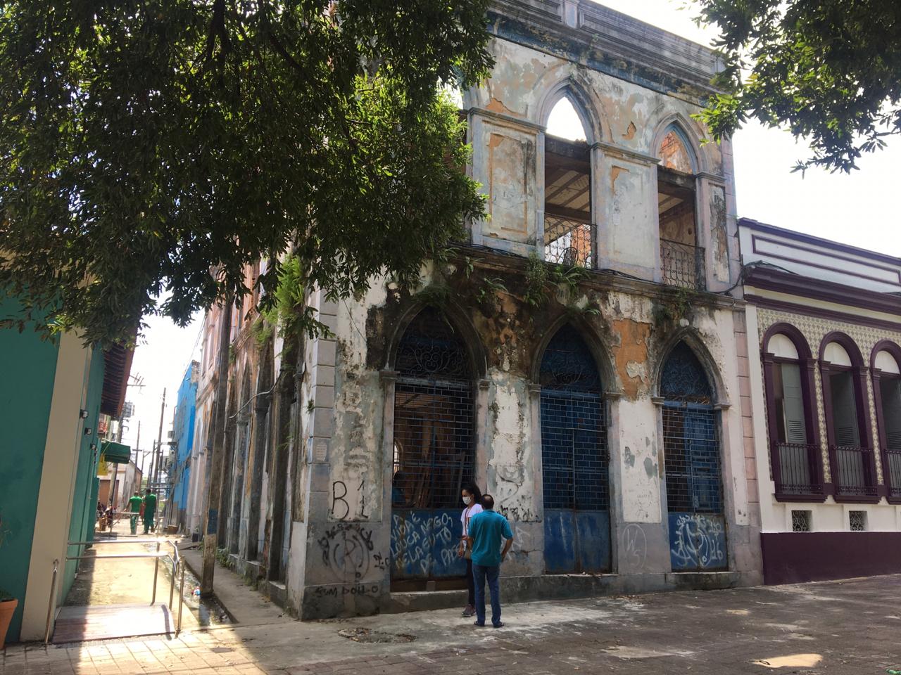 Prédio antigo é invadido e tem obra embargada no Centro Histórico de Manaus 