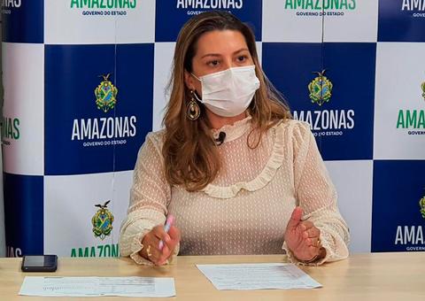 Veja momento em que secretária de Saúde sai de presídio feminino em Manaus