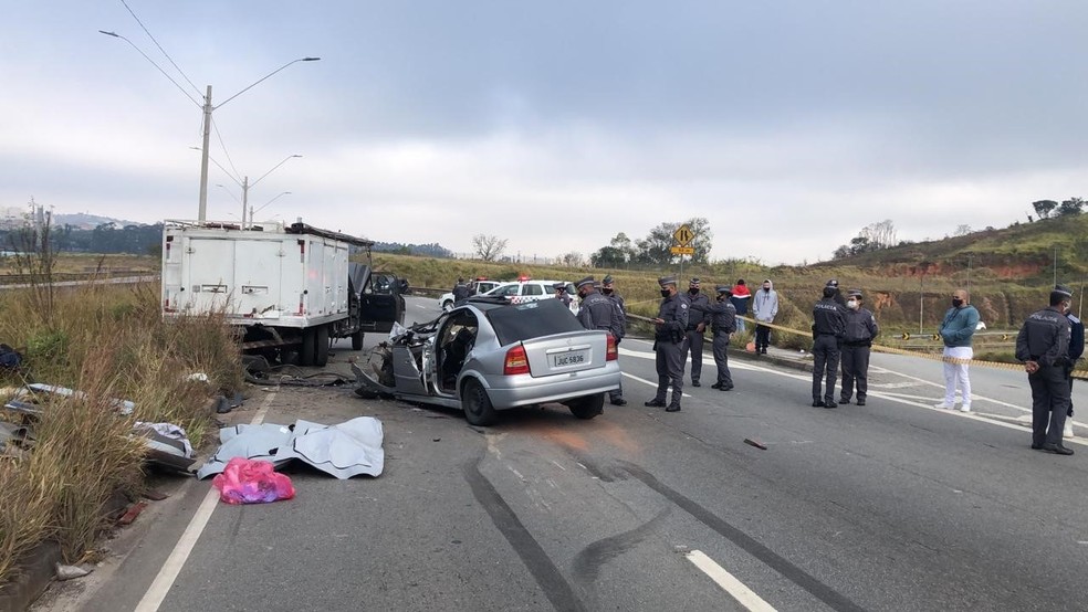 Acidente gravíssimo com sete carros deixa mortos e feridos em avenida