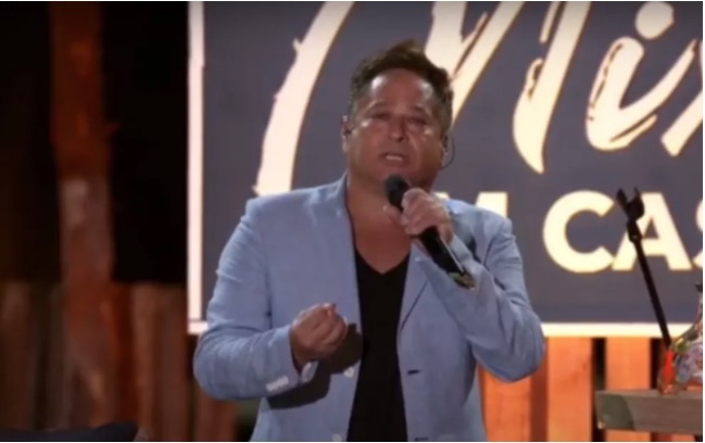 Durante live, Leonardo faz apelo para Ronaldinho Gaúcho deixar prisão no Paraguai