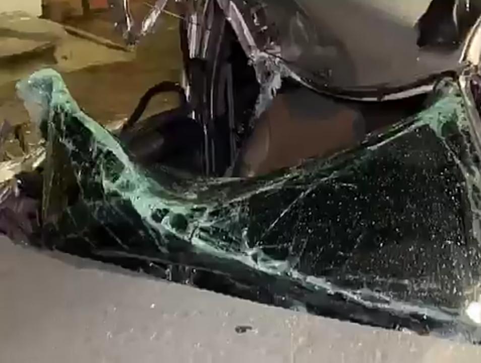 Motorista perde controle e colide violentamente com traseira de caminhão em Manaus