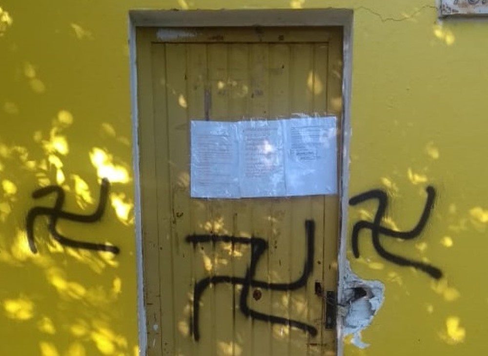 Sede de associação é pichada com símbolo do nazismo e mensagens de ódio