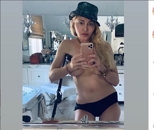 Aos 61 anos, Madonna surge sem sutiã e 'bomba' na web