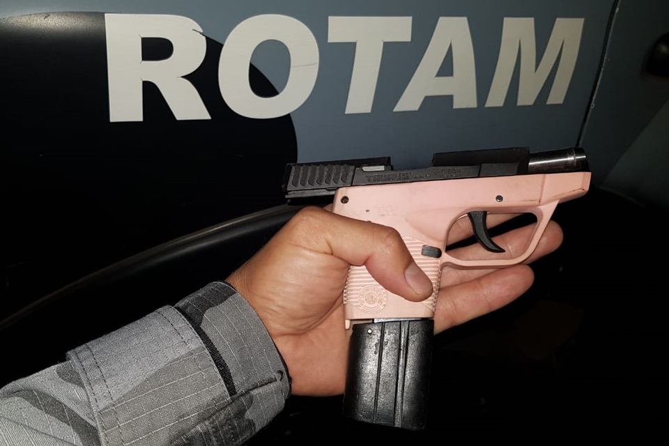 'Patricinha do tráfico' é presa com arma personalizada e mais de R$ 6 mil escondido em casa