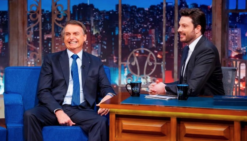 Danilo Gentili é criticado ao fazer piada sobre suspeita de covid-19 de Bolsonaro