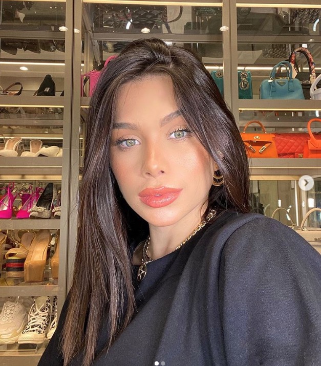 Flavia Pavanelli mostra rosto após procedimento doloroso para retirar micropigmentação 