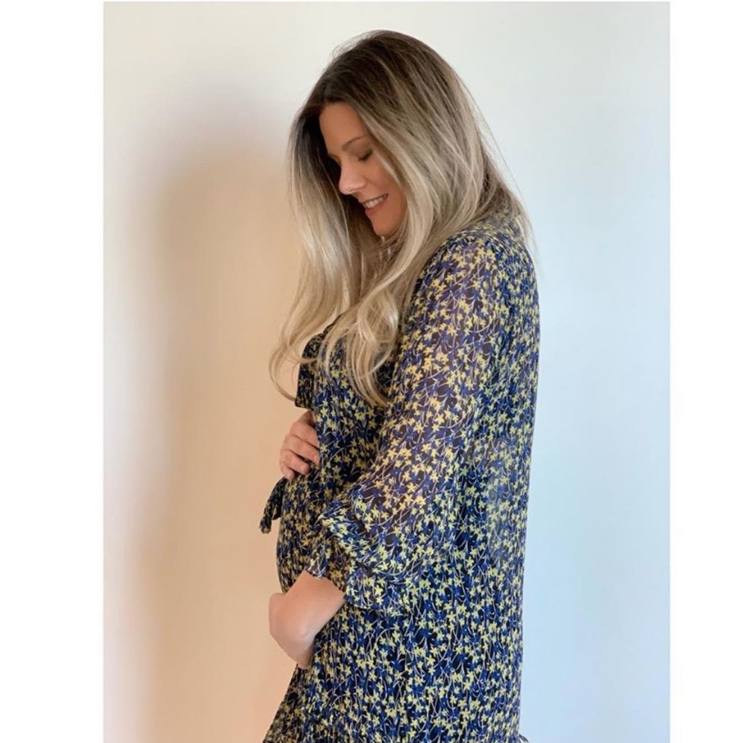 Esposa de Tiago Leifert mostra barriga de gravidez e revela nome do bebê