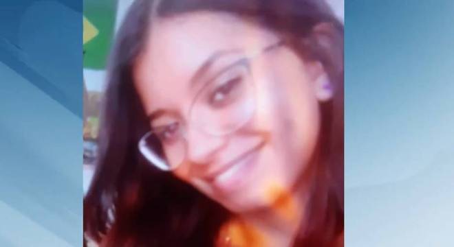 Enciumado, homem surta e mata irmã a facadas 