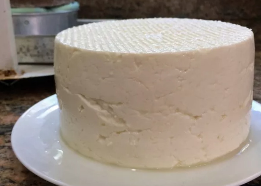 Saiba como fazer queijo em casa usando apenas 3 ingredientes