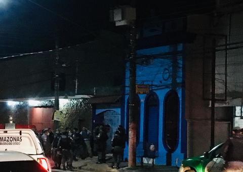 Veja momento que polícia entra em residência onde idosos são reféns em Manaus